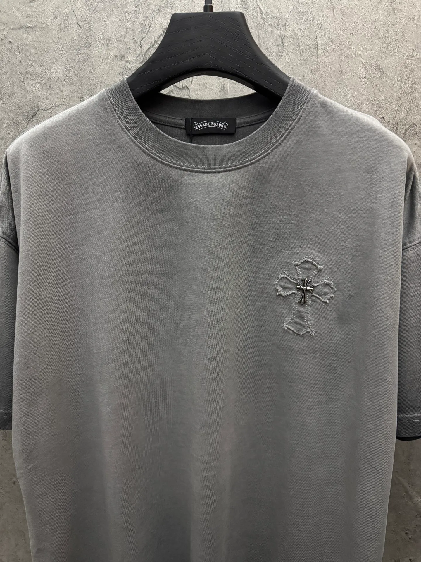 P200 top version, real shot without P, ​​different from market currency) 𝗖𝗵𝗿𝗼𝗺𝗲 𝗛𝗲𝗮𝗿𝘁𝘀/Croxin 2026 spring new original single counter American laser burnt patch embroidered couple short sleeves 👑The highest version! Customized fabric 330g, washed and fried. Best-selling model at the counter. Very comfortable to wear. Accessories: Original molded and authenticated collar label➕100% silk wash label. Genuine purchase-grade original hangtag➕matching hanging rope➕3D hanging beads➕original packaging bag. Craftsmanship: The original version has consistent wiring! The highest version of the armhole matching technique! Color: Khaki Black Rose Red Light Blue Purple Size: S M L XL Style Number: 26-2002